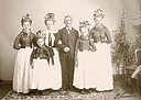 Gj&oslash;sses Hans og Smeds Ablen. Bryllupsbillede 10/7 1896