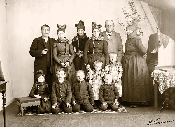 S&oslash;nderho, Fan&oslash;: Sonnich Thomsens mor med familie