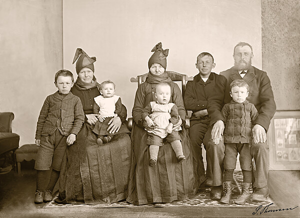 S&oslash;nderho, Fan&oslash;: Anne Margrethe Nielsdatter (Sonnich Thomsens mor) med familie.